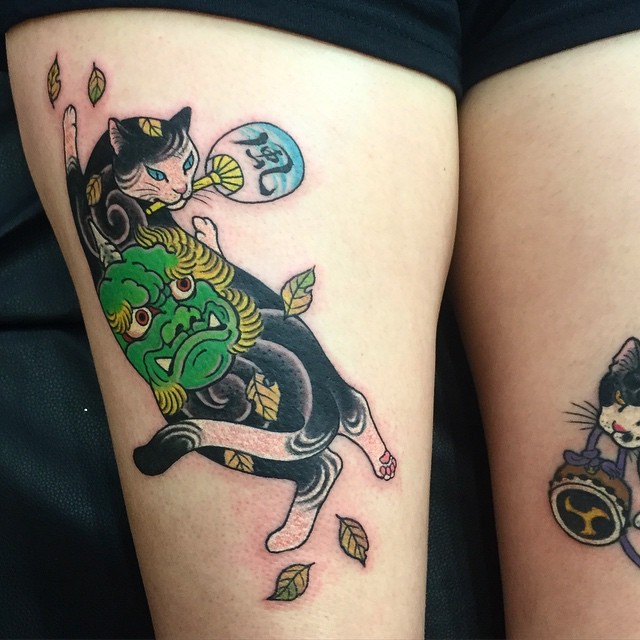 Tatuagem de coxa colorida estilo asiático do gato Manmon pintado por horitomo