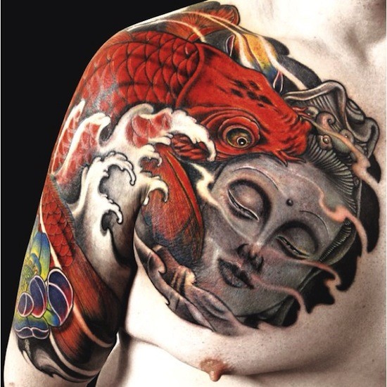 Tatuaje en el pecho y brazo, cara de buda con pez carpa, estilo asiático