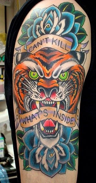 Tatuaje en el brazo, tigre furioso con inscripción y flores, estilo asiático multicolor