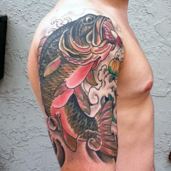 Tatuaje en el brazo,
pez volumétrico precioso, estilo asiático