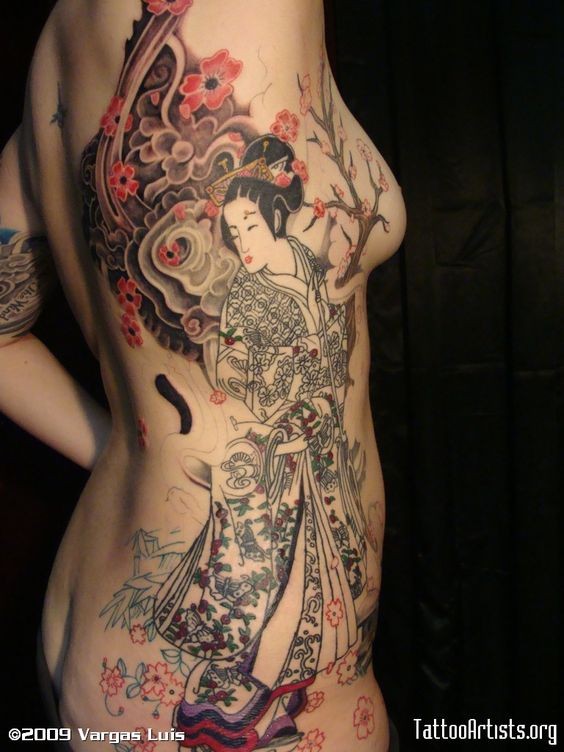 Tatuaje en el costado, geisha linda y sakura en flor