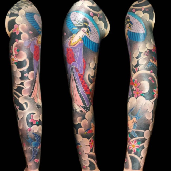 Tatuaje en el brazo completo,
geisha  con paraguas, flores y pájaros