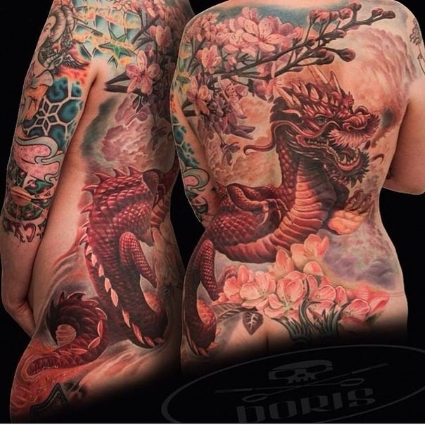 Asiatischer Stil wunderschönes farbiges Tattoo am ganzen Rücken mit Drachen und blühendem Baum