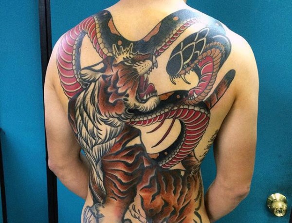 Stile asiatico grande colorato intero tatuaggio posteriore della tigre che lotta grande serpente