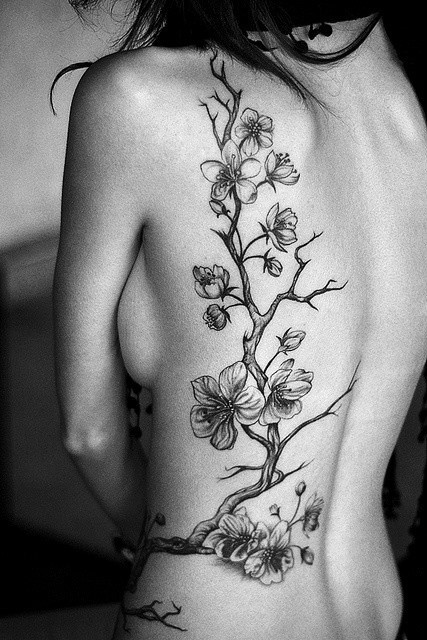 stile asiatico massiccio bianco e nero fiori di albero tatuaggio a meta schiena