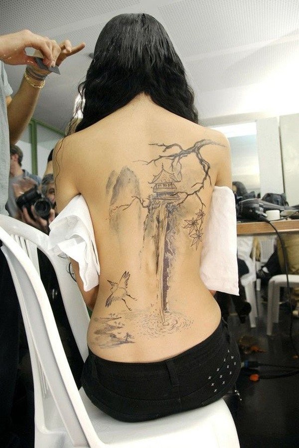 stile Asiatico massiccio inchiostro nero bellissima casa in ontagna tatuaggio pieno di schiena