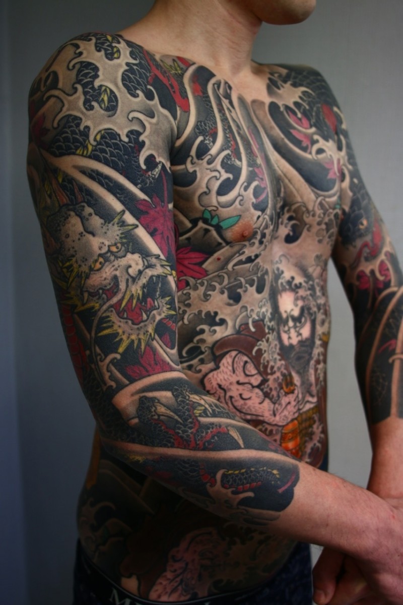 Asiatischer Stil massiver mehrfarbiger Drache kämpft gegen Krieger Tattoo am ganzen Körper