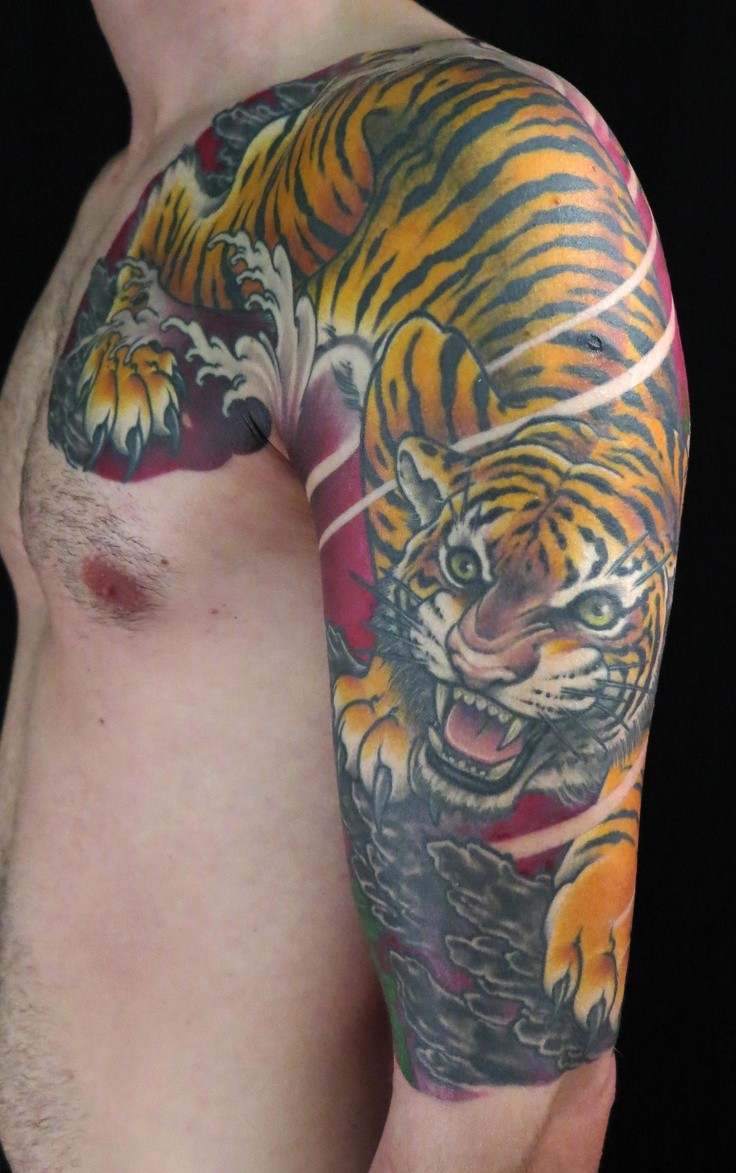 Stile asiatico multicolore grande tigre arrabbiato  tatuaggio su  spalla