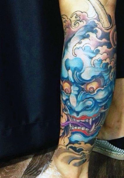 Tatuaje en la pierna, demonio asiático con rostro azul
