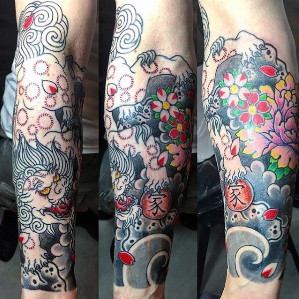 Tatuaje en el antebrazo,
tigre con montón de flores hermosas, estilo asiático