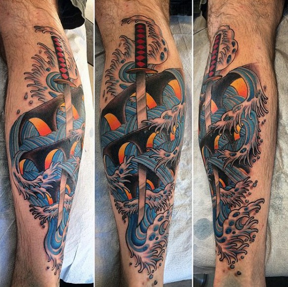 asiatico stile dipinto colorato grande spada  in onda tatuaggio su stinco