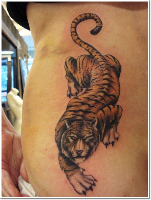 stile asiatico dipinto colorato drande tigre tatuaggio su gamba