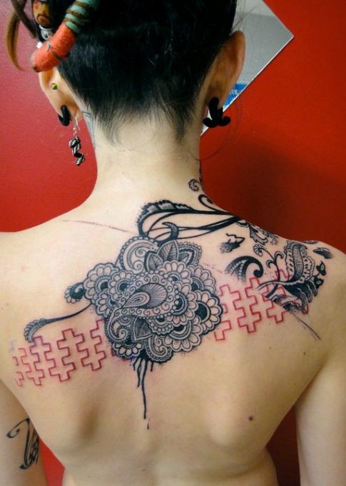 Tatuaje en la espalda, patrón floral negro con ornamento rojo