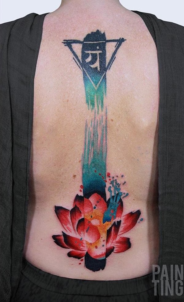Asiatisches großes farbiges Blumen Tattoo am Rücken mit großem schwarzem Straßenschild