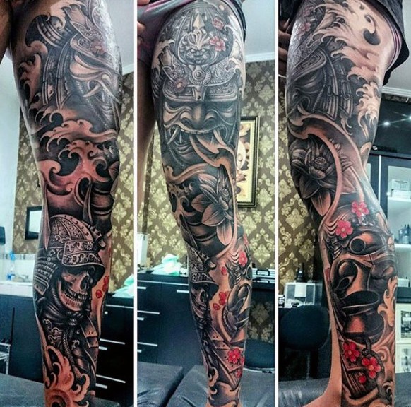 Asiatisches massives buntes Tattoo am Bein mit verschiedenen Samurai-Masken und Blumen
