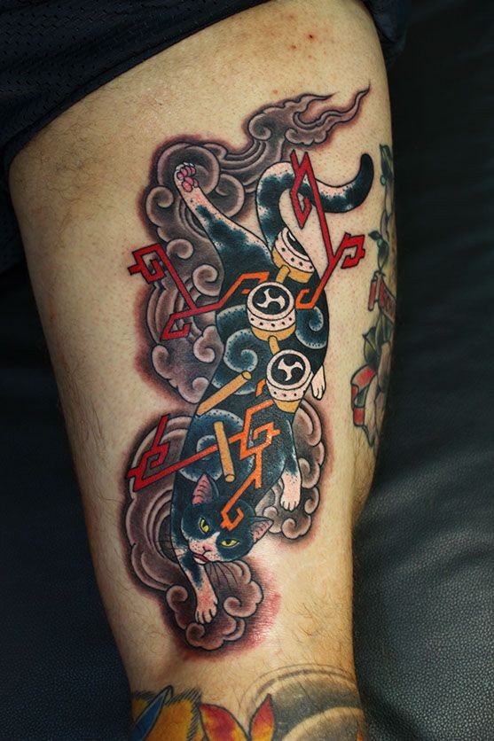 Tatuaggio tradizionale coscia colorato asiatico del gatto Manmon di horitomo