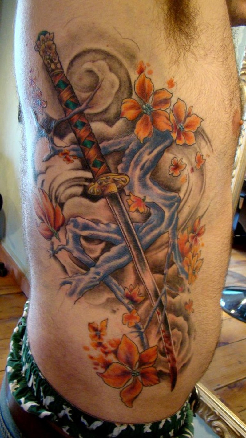 Asiatisches traditionelles buntes Seite Tattoo mit Samurais Schwert und Blumen