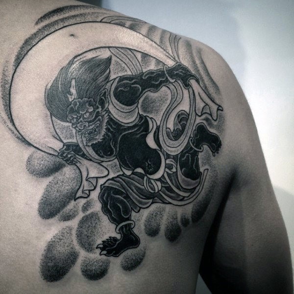 Tatuaggio scapolare in stile dotwork tradizionale asiatico del demone in corsa