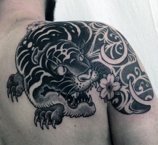Tatuaggio di spalla di inchiostro nero stile asiatico tradizionale della tigre di fantasia stilizzato con fiori