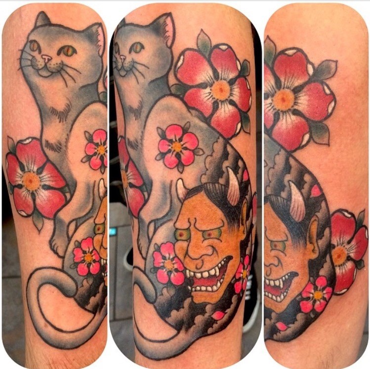Estilo tradicional asiático colorido tatuagem de gato com máscara demoníaca e flores
