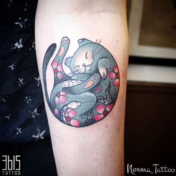 O estilo tradicional asiático coloriu a tatuagem do antebraço do gato de sono estilizado com as flores