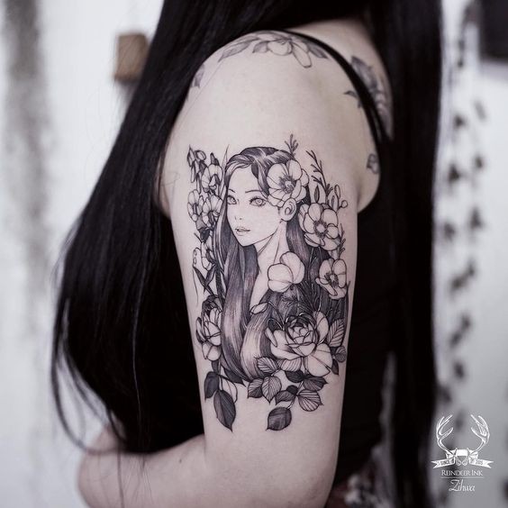 Tatuagem de ombro de estilo tradicional asiática de mulher bonita com flores por Zihwa