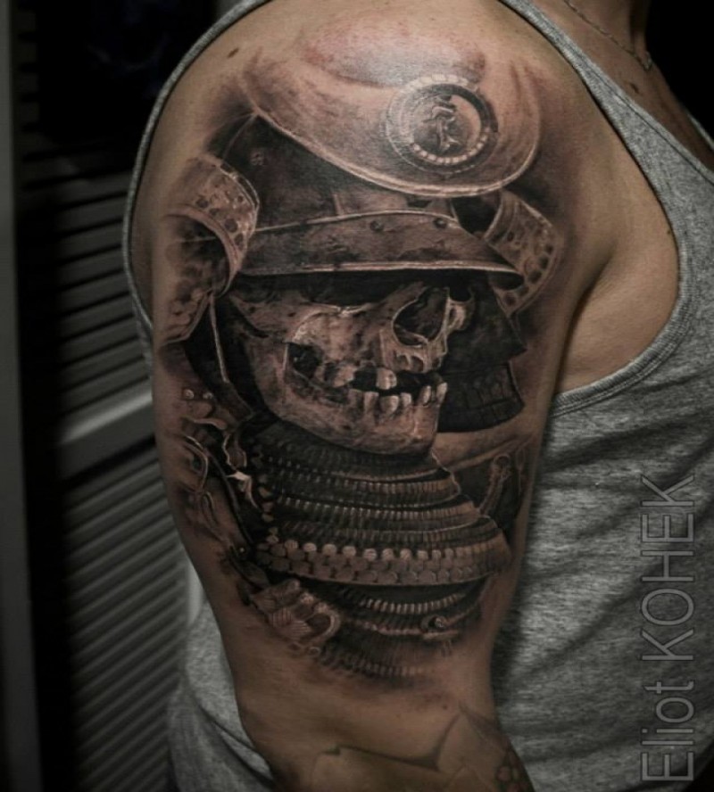 Tatuaje de brazo superior de estilo asiático tradicional de samurai con cráneo humano
