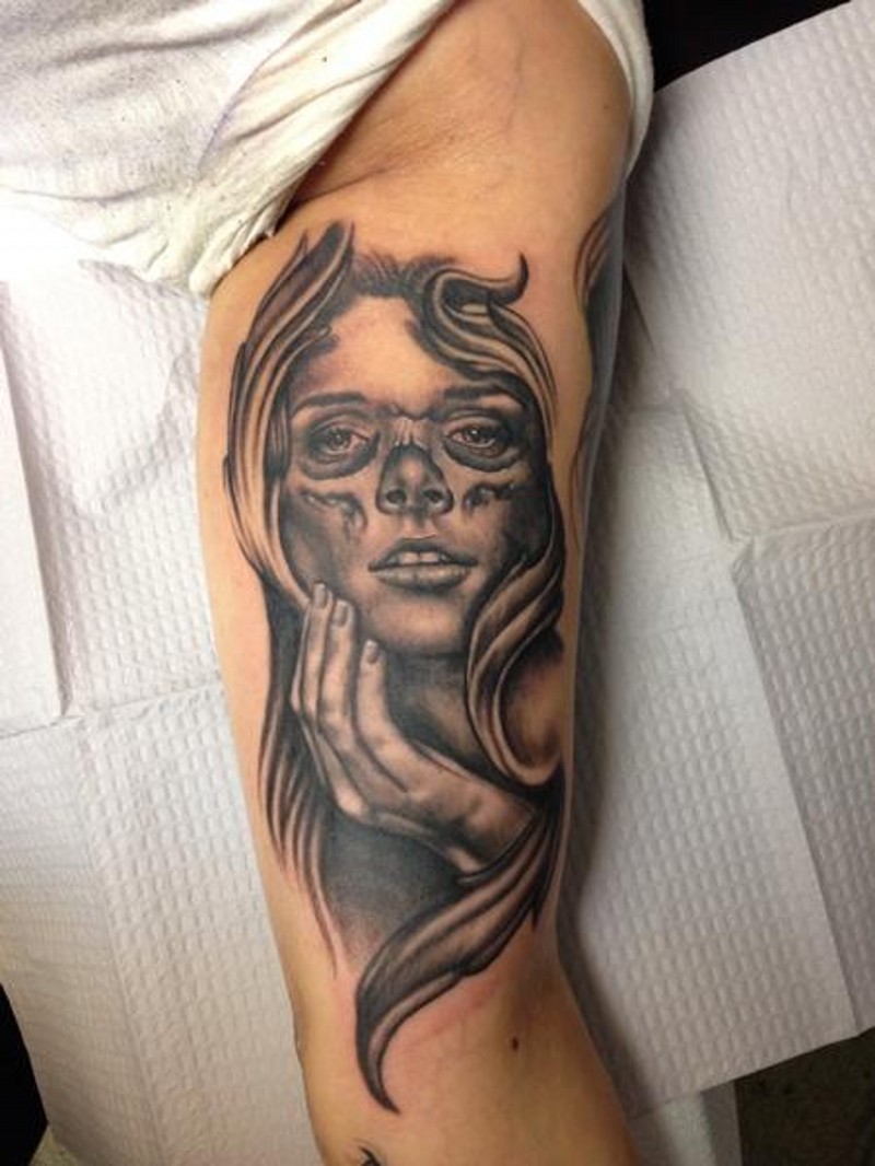 Attraktives Porträtfoto des jungen Mädchens wie Gesicht mit Spuren von Zersetzung Bizeps Tattoo