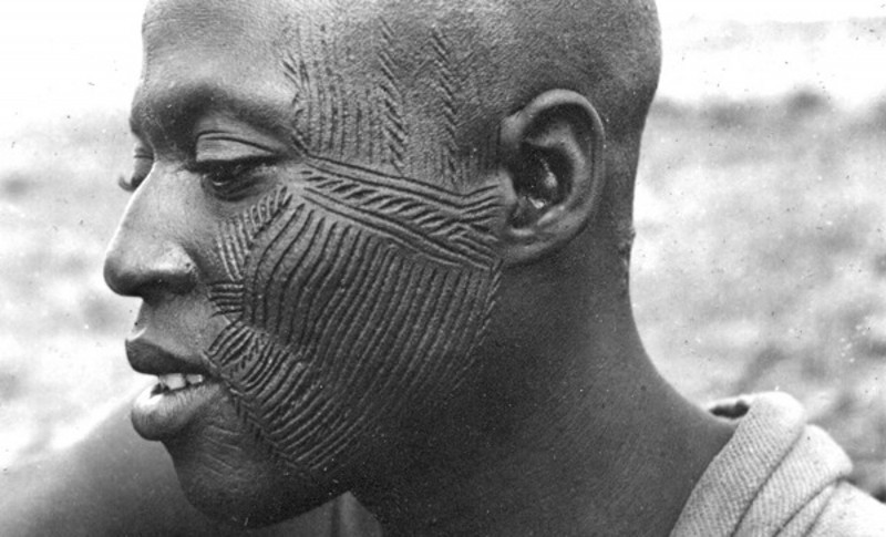 Authentischer Tribal Stil hausgemachtes Tattoo am Gesicht des Mannes