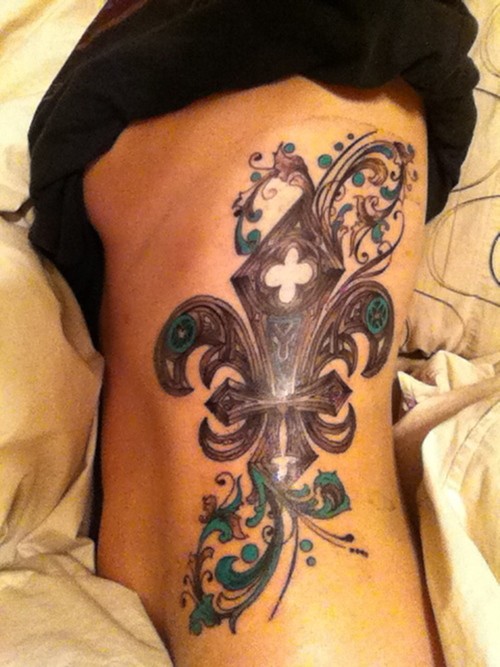 Awasing idea of fleur de lis tattoo on ribs for girls