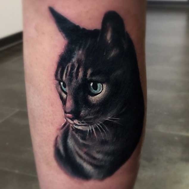 Awesome 3D realistic naturally colored cat with green eyes tattoo on leg