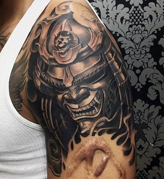 Atemberaubender gefärbter 3D böser Samurai Tattoo am Oberarm