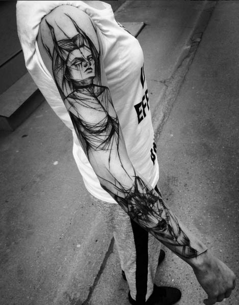Tatuaje en el brazo, diseño de mujer espeluznante