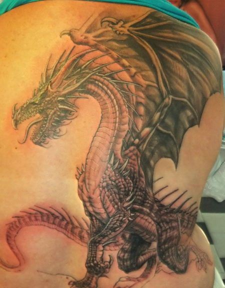 Tatuaje de dragón con la boca abierta