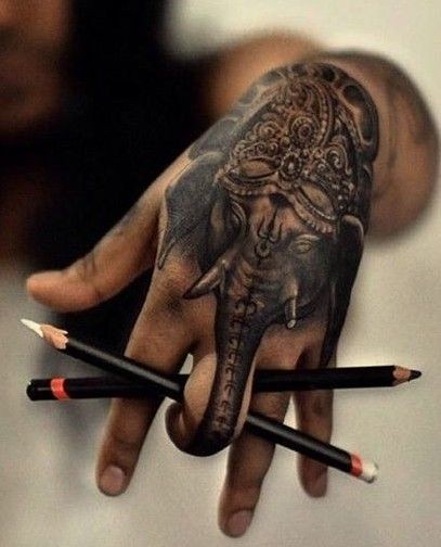 Toller schwarzer und grauer Elefantenkopf Tattoo