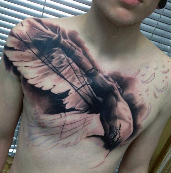 Tatuaje en el pecho,  hombre con alas atados a sus manos
