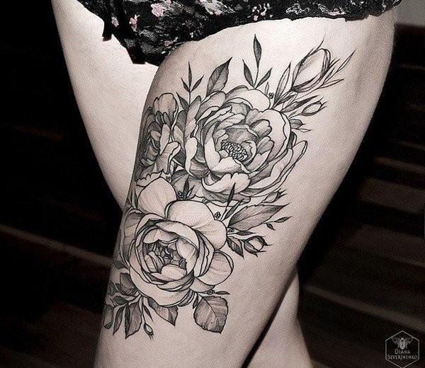 eccezionale bianco e nero grande floreale tatuaggio su coscia