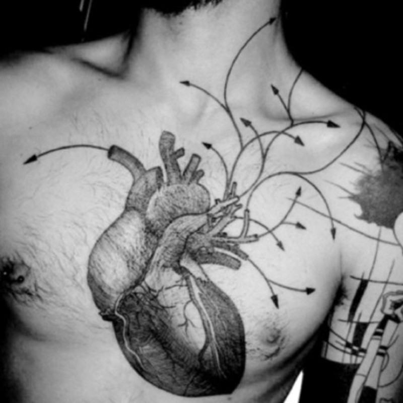 Tatuaje en el pecho,  corazón humano realista gris