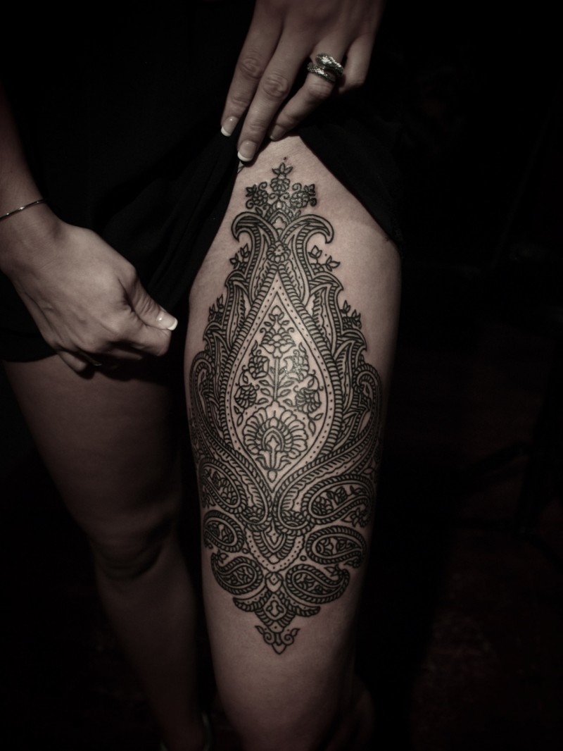 Tatuaje en el muslo, 
patrón floral elegante negro