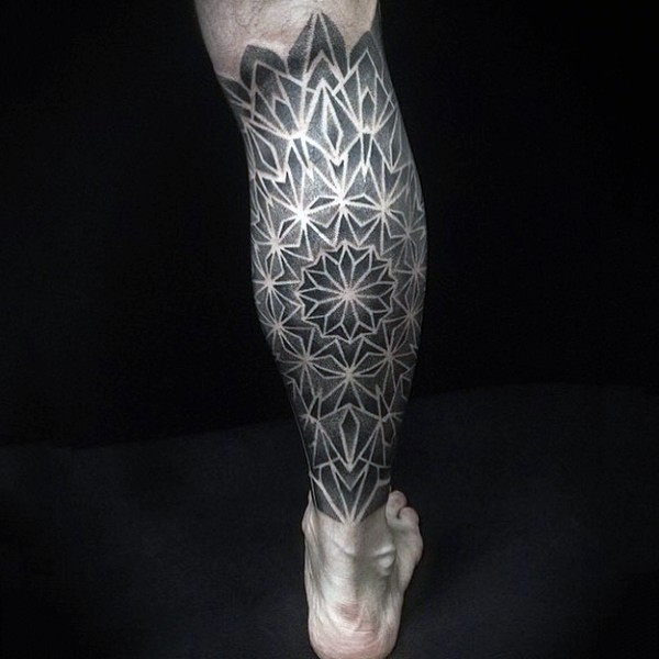 Awesome black and white flower shaped tattoo on leg