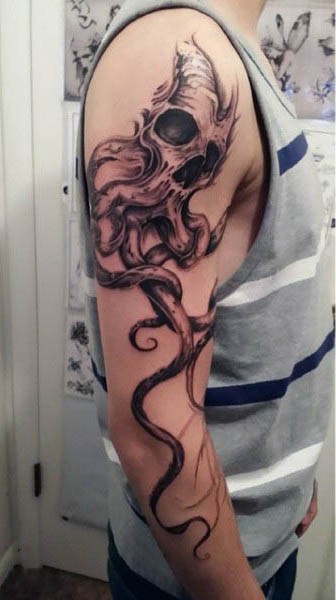 eccezionale nero e bianco cranio a forma polipo tatuaggi su braccio