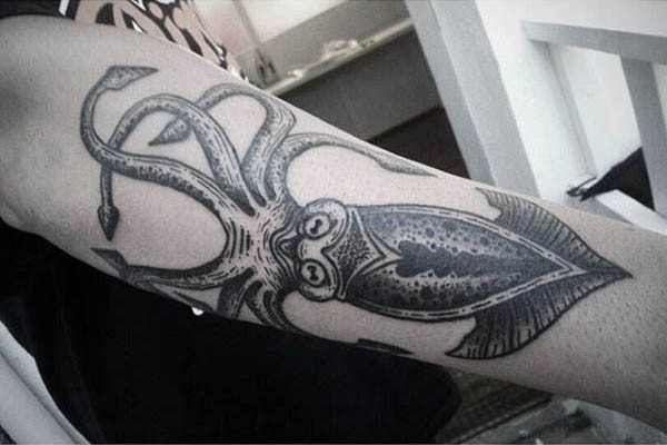 Tatuaje  de calamar divertido negro blanco en el antebrazo