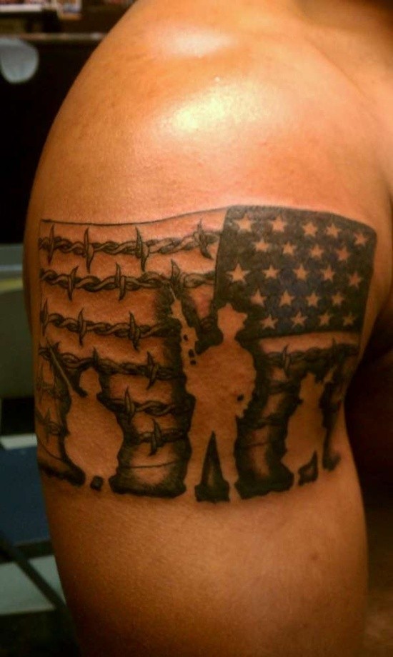 Schönes schwarzes Armee Tattoo am Arm