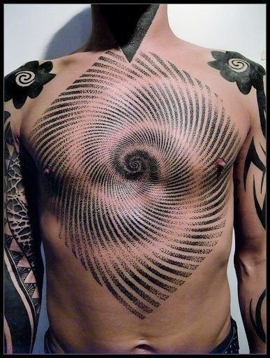 Tatuaje en el pecho, 
espiral grande gris y negro