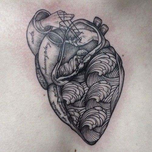 eccezionale grigio nero cuore con due mani tatuaggio su petto