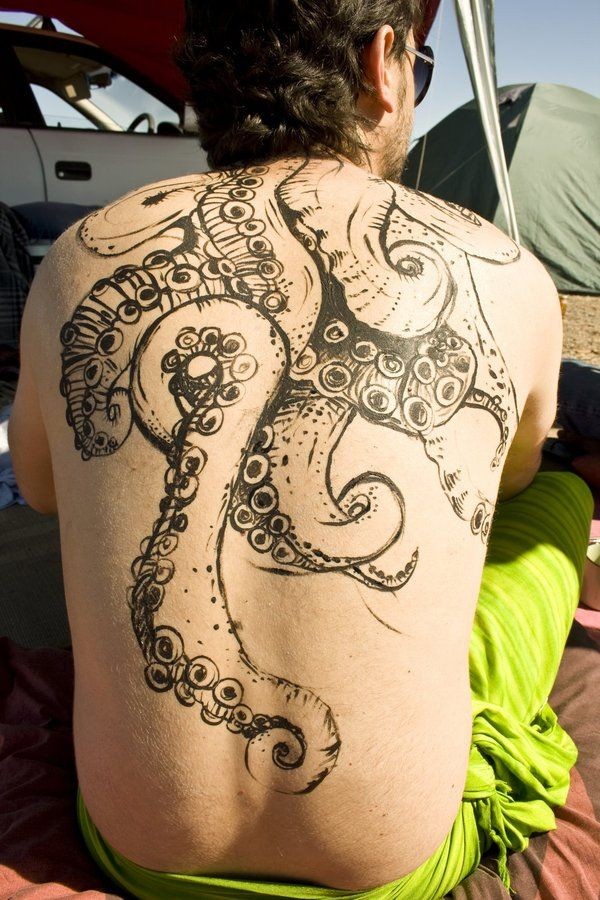 Tolle schwarze graue Kraken-Tentakel Tattoo am Rücken