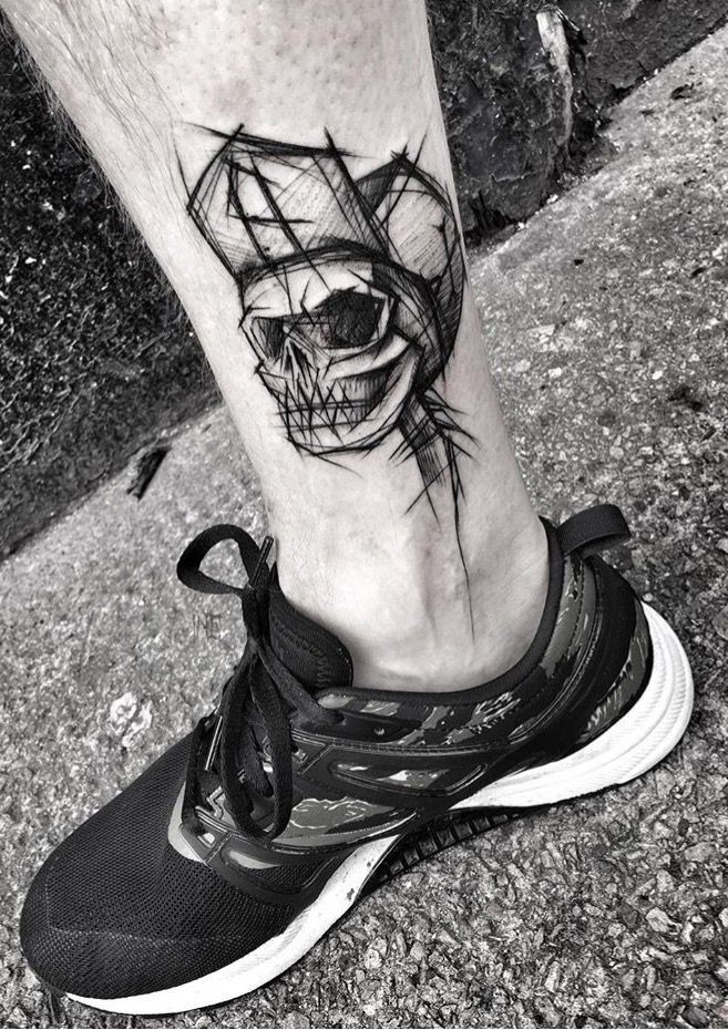 Tatuagem de tornozelo de tinta preta impressionante pintada por Inez Janiak tatuagem de tornozelo do crânio humano com chapéu