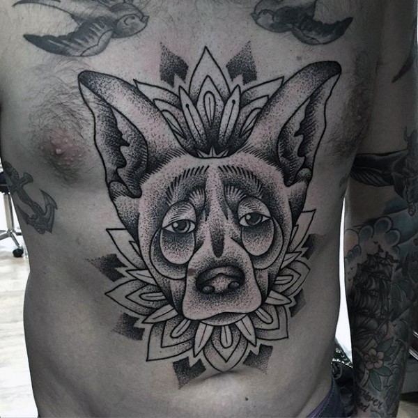 Tatuaje  de perro divertido extraño en el vientre