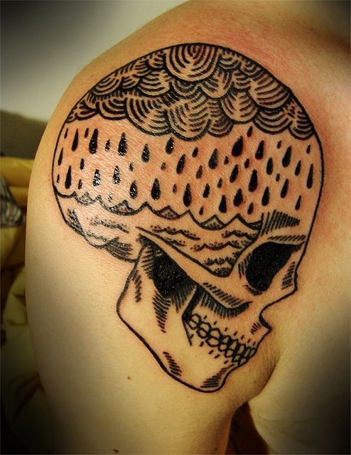 Tatuaje en el hombro, cráneo con lluvia en la cabeza