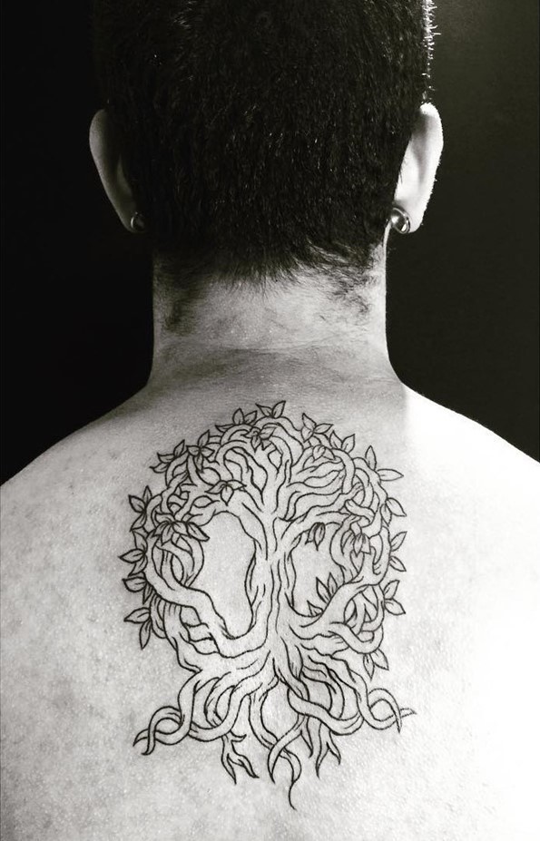 Tatuaje en la espalda, símbolo árbol de la vida no pintado